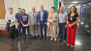 Presidente Zé Silva e deputado Augusto Coutunho ao centro, junto com servidores da ANM