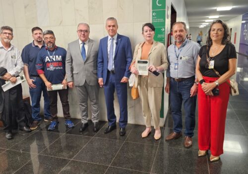 Presidente Zé Silva e deputado Augusto Coutunho ao centro, junto com servidores da ANM