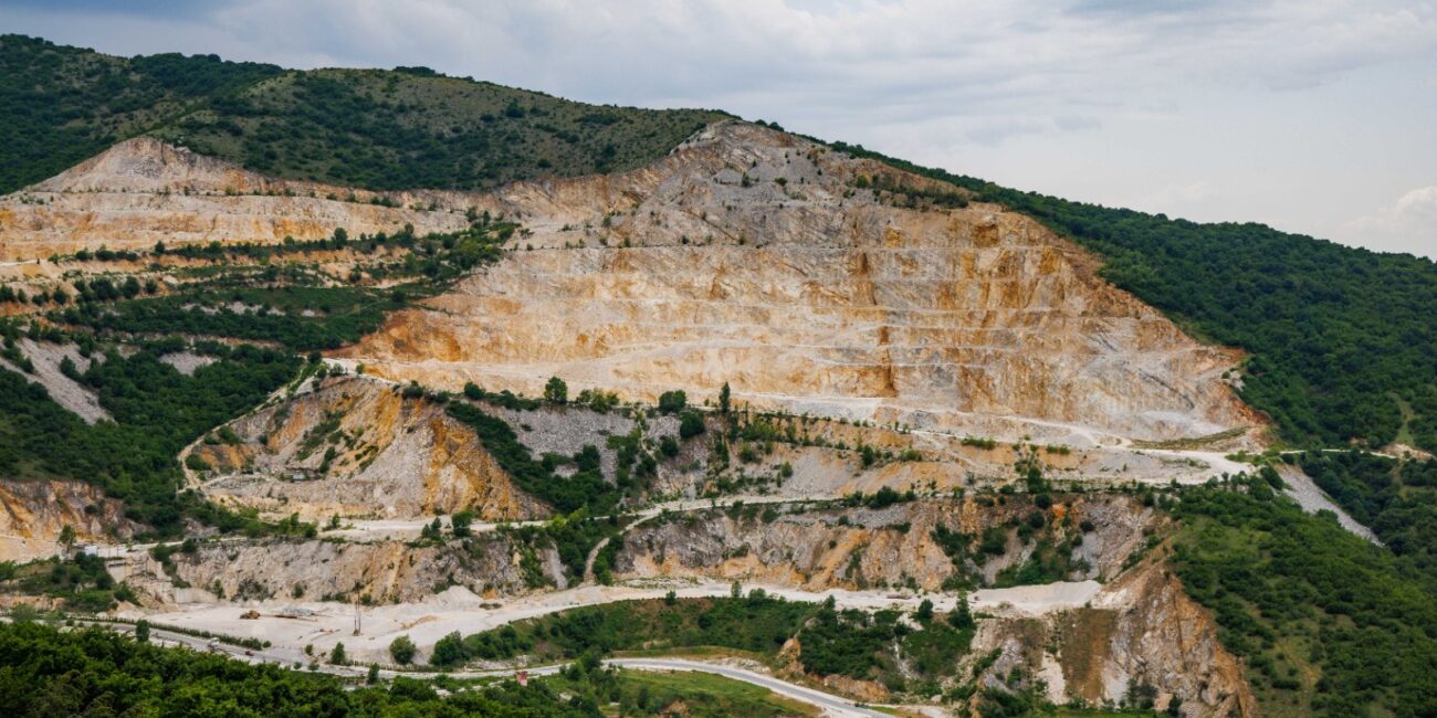 Pedreira de extração mineral na montanhas Rhodope, Europa