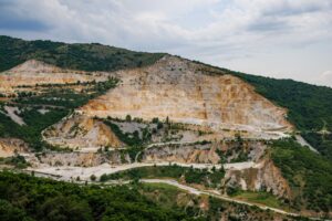 Pedreira de extração mineral na montanhas Rhodope, Europa