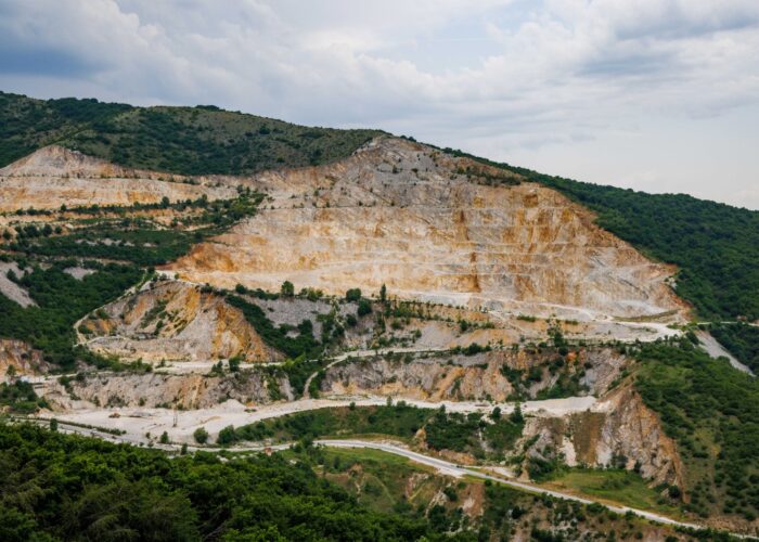 Pedreira de extração mineral na montanhas Rhodope, Europa