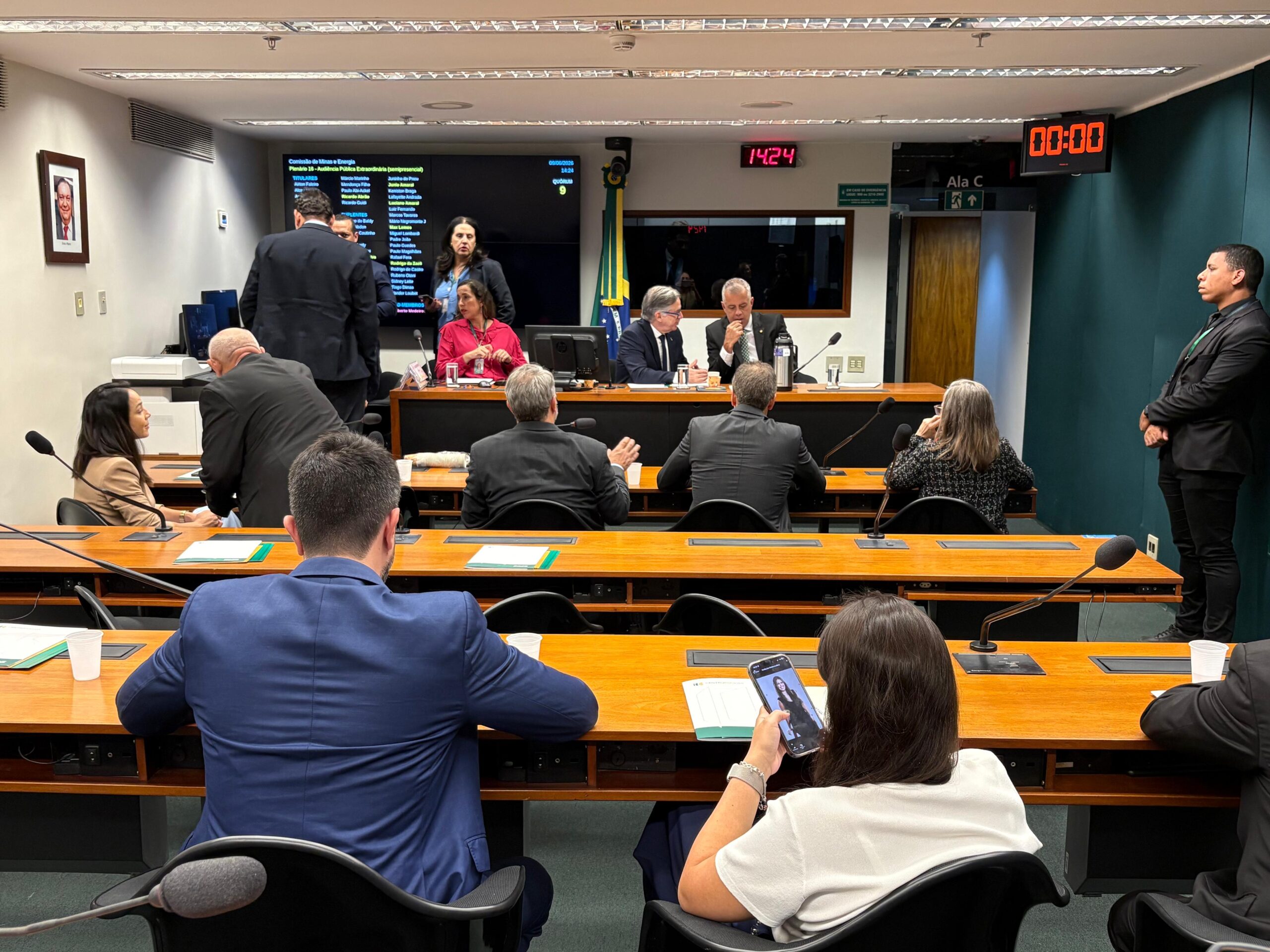 Deputado Evair de Melo reforça importância estratégica das rochas naturais para a economia brasileira